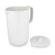 Carafe blanche avec couvercle retiré et posé à côté, sans personnalisation visible sur le contenant. Carafe blanche avec couvercle retiré et posé à côté, sans personnalisation visible sur le contenant.