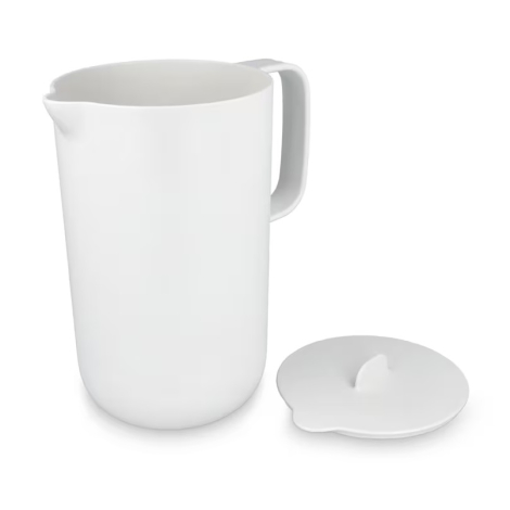 Carafe blanche avec couvercle retiré et posé à côté, sans personnalisation visible sur le contenant.