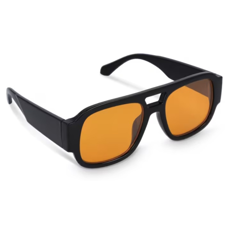 Vue rapprochée d’une monture noire avec verre teinté orange, présentée sans marquage visible.
