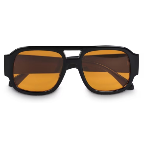 Vue rapprochée de la face avant d’une monture noire avec verres teintés orange, présentée sans marquage visible.