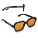 Paire de lunettes de soleil noires avec verres teintés orange présentée de trois quarts, avec personnalisation visible sur les b