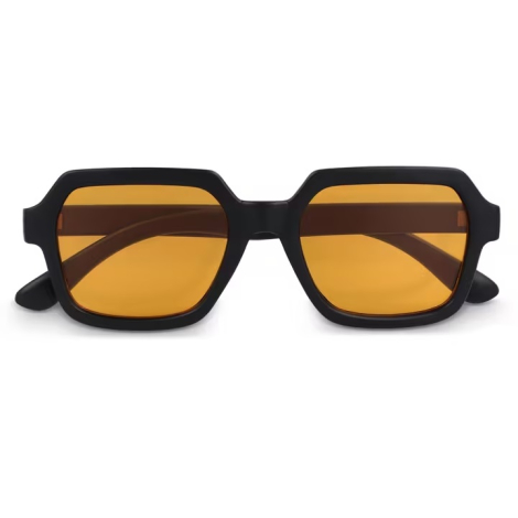 Vue rapprochée de la face avant d’une monture noire avec verres teintés orange, sans personnalisation apparente.