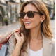 Femme portant des lunettes de soleil à motif écaille en extérieur, sans personnalisation visible sur la monture.