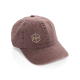 Casquette à 6 panneaux en coton sergé délavé coloris brun, avec personnalisation visible sur le panneau avant. Casquette à 6 panneaux en coton sergé délavé coloris brun, avec personnalisation visible sur le panneau avant.