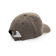Vue arrière en perspective de la casquette taupe montrant la fermeture réglable et les panneaux arrière, sans marquage apparent. Vue arrière en perspective de la casquette taupe montrant la fermeture réglable et les panneaux arrière, sans marquage apparent.