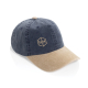 Casquette à 6 panneaux en coton sergé bicolore bleu et beige, avec personnalisation visible sur le panneau avant. Casquette à 6 panneaux en coton sergé bicolore bleu et beige, avec personnalisation visible sur le panneau avant.