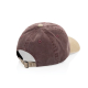 Vue arrière en perspective de la casquette bordeaux et beige montrant la fermeture réglable et les panneaux arrière, sans marqua Vue arrière en perspective de la casquette bordeaux et beige montrant la fermeture réglable et les panneaux arrière, sans marqua