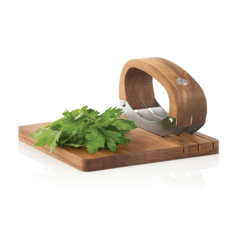 Ensemble de hachage avec planche en bois présenté avec des herbes fraîches déposées sur la surface de préparation, sans marquage