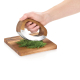 Main utilisant un hachoir à lame courbe sur des herbes fraîches disposées sur une planche en bois, aucune personnalisation visib Main utilisant un hachoir à lame courbe sur des herbes fraîches disposées sur une planche en bois, aucune personnalisation visib