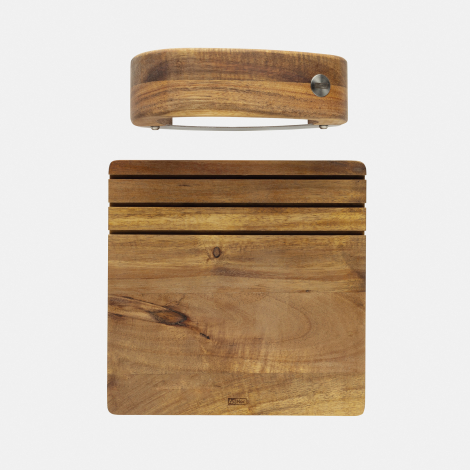 Ensemble de hachage vu de dessus avec hachoir positionné au-dessus de la planche en bois, sans marquage visible.