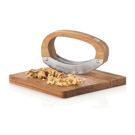 Ensemble de hachage avec planche en bois présenté avec des cerneaux de noix, sans personnalisation apparente.