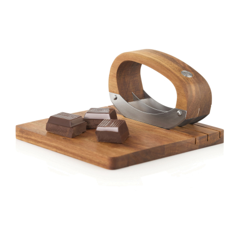 Ensemble de hachage avec planche en bois présenté avec des morceaux de chocolat déposés sur la surface, sans personnalisation vi