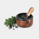 Mortier et pilon présentés avec des herbes fraîches, des feuilles et des graines autour du produit, sans personnalisation visibl Mortier et pilon présentés avec des herbes fraîches, des feuilles et des graines autour du produit, sans personnalisation visibl