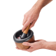 Mortier tenu à la main et utilisé avec le pilon pour broyer des ingrédients, aucune personnalisation visible. Mortier tenu à la main et utilisé avec le pilon pour broyer des ingrédients, aucune personnalisation visible.
