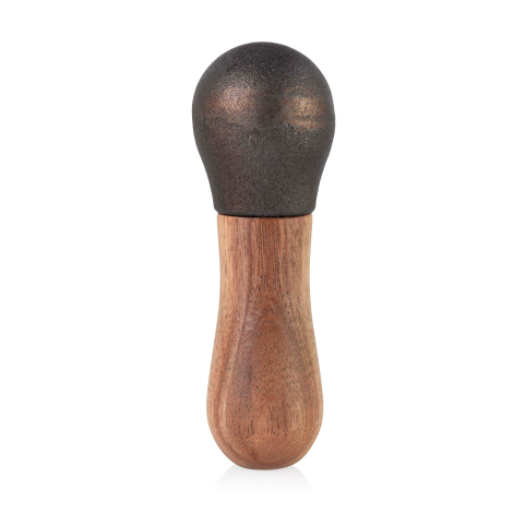 Pilon avec tête en fonte noire et manche en bois d’acacia légèrement galbé, présenté sans marquage visible.