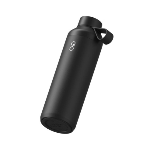 Bouteille isotherme noire présentée inclinée, personnalisation apparente sur le corps de la bouteille.