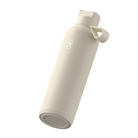 Bouteille en acier inoxydable beige présentée inclinée, personnalisation apparente sur le corps de la bouteille.