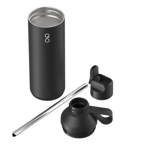 Bouteille en acier inoxydable noire présentée ouverte avec paille métallique, bouchon et éléments démontés, marquage visible sur