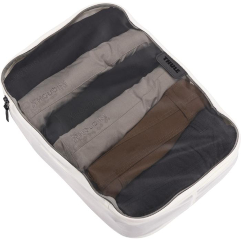 Vue rapprochée du grand organisateur de bagage rempli de vêtements avec panneau transparent, sans personnalisation visible.