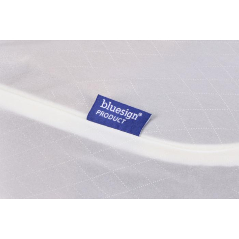 Vue rapprochée d’une étiquette textile cousue sur un organisateur de bagage.