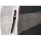 Vue rapprochée de la fermeture zippée et du panneau semi-transparent d’un organisateur de bagage.