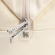 Vue rapprochée des fermetures zippées d’un sac isotherme beige.