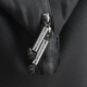 Vue rapprochée des fermetures zippées d’un mini-sac isotherme noir.