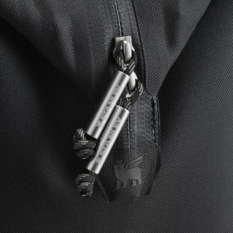 Vue rapprochée des fermetures zippées d’un mini-sac isotherme noir.