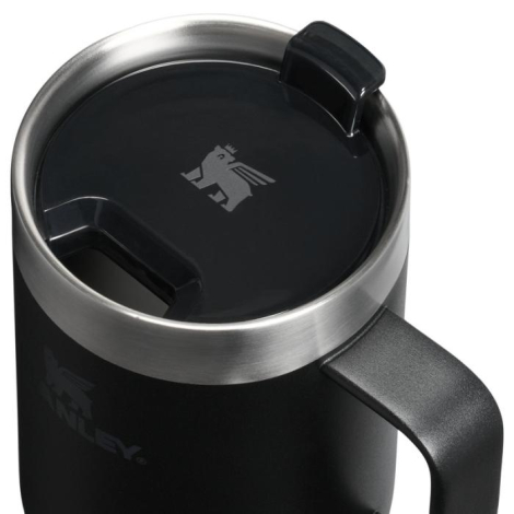 Vue rapprochée du couvercle noir d’un mug isotherme avec ouverture pour boisson.