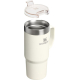 Mug isotherme blanc présenté avec le couvercle retiré, sans marquage visible sur le corps.