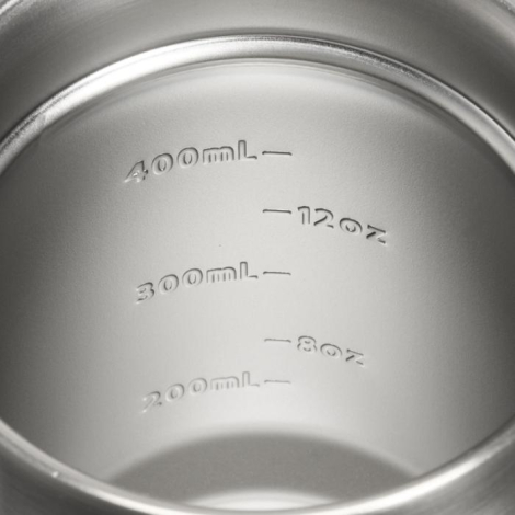 Vue intérieure d’un mug isotherme montrant les graduations de contenance.