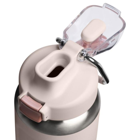 Vue rapprochée du bouchon sport ouvert d’une bouteille isotherme avec bec verseur intégré.