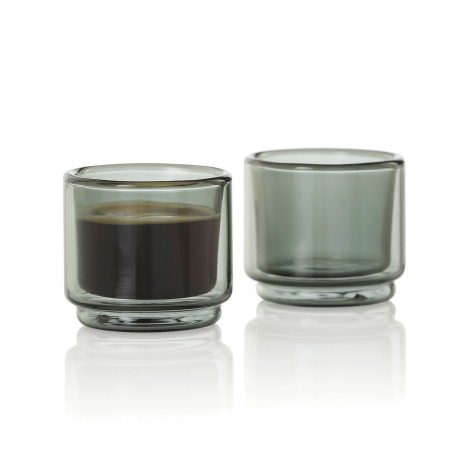 Lot de deux tasses à expresso en verre double paroi, dont l'une est remplie de café, sans personnalisation visible.