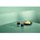 Deux tasses à expresso en verre double paroi présentées en situation d'utilisation sur une table avec une part de dessert.