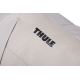 Vue rapprochée du branding du fabricant apposé sur la face avant du sac à dos.
