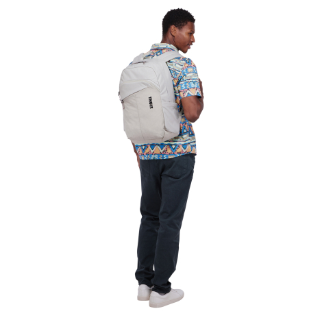 Le sac à dos est porté sur le dos d'un homme.