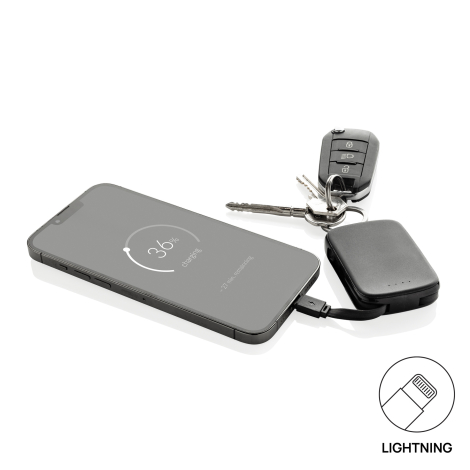 Porte-clés powerbank utilisé pour recharger un smartphone avec le câble Lightning intégré.