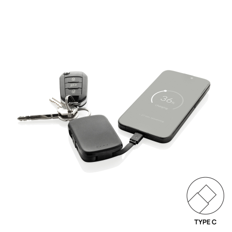 Porte-clés powerbank utilisé pour recharger un smartphone avec le câble USB-C intégré.