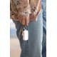 Porte-clés powerbank accroché à un trousseau de clés tenu en main.