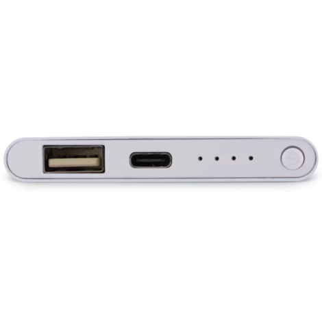 Gros plan sur les connectiques USB-A et USB-C, les voyants de charge et le bouton d'alimentation d'une powerbank.