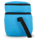 Profil d'un sac isotherme à double compartiment en R-PET avec bandoulière réglable et deux fermetures zippées superposées. Profil d'un sac isotherme à double compartiment en R-PET avec bandoulière réglable et deux fermetures zippées superposées.