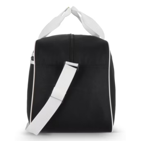 Extrémité du sac de sport et de voyage en R-PET montrant la bandoulière réglable et les anses courtes.