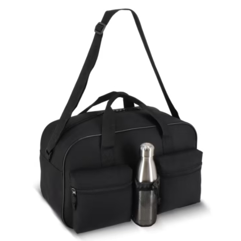 Poche latérale en filet accueillant une bouteille sur un sac de sport et de voyage en R-PET doté de plusieurs compartiments exté