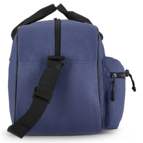 Extrémité du sac de sport et de voyage en R-PET montrant la bandoulière réglable, le compartiment principal zippé et une poche l