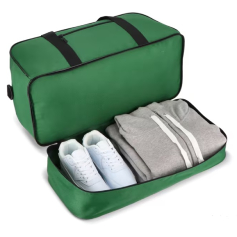 Compartiment inférieur ouvert d'un sac de sport et de voyage en R-PET permettant de séparer les chaussures ou les vêtements du r