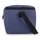 Profil d'un sac isotherme en R-PET montrant son format compact, sa profondeur et sa sangle de transport réglable. Profil d'un sac isotherme en R-PET montrant son format compact, sa profondeur et sa sangle de transport réglable.