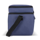 Profil d'un sac isotherme en R-PET avec deux compartiments distincts et bandoulière réglable. Profil d'un sac isotherme en R-PET avec deux compartiments distincts et bandoulière réglable.