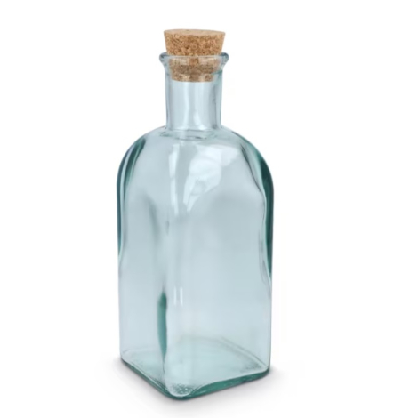 Vue de face d'une bouteille en verre recyclé avec bouchon en liège.