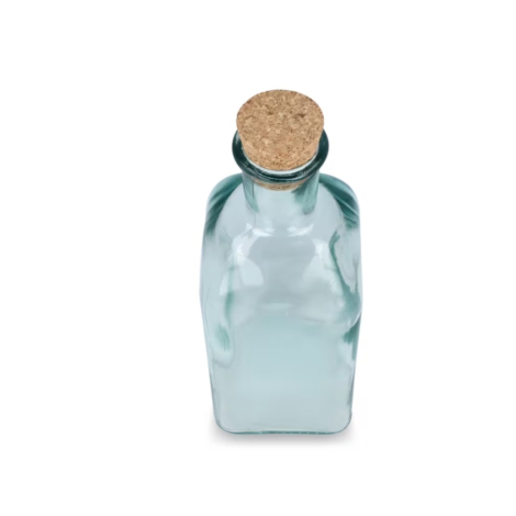 Vue en plongée de la bouteille en verre recyclé avec son bouchon en liège.