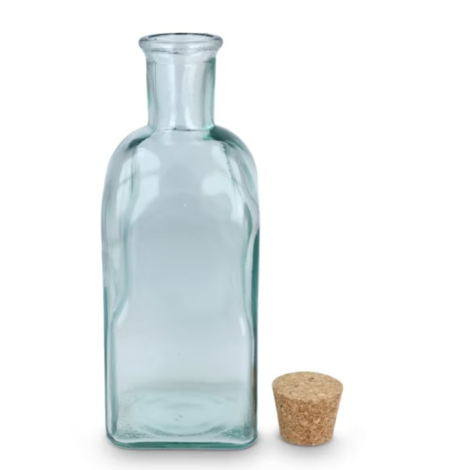 Bouteille en verre recyclé présentée sans son bouchon.